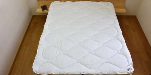 Un sommeil de qualité se construit sur de bonnes fondations. : Le surmatelas Timok pure laine regule humidité et chaleur.