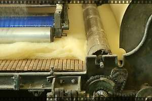 Video of the manufacturing of fluffy woolen waddings